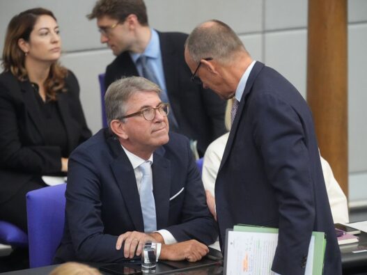 Deutschland: Merz: Alle Vorwürfe gegen Kulturstaatsminister Weimer sind falsch - Politik - SZ.de