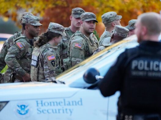 USA News: US-Regierung beantragt gerichtliche Verfügung für Verbleib der Nationalgarde - Politik - SZ.de