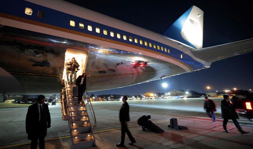 WEF 2026 in Davos: Trump nach Flugzeugpanne jetzt auf dem Weg nach Davos - Wirtschaft - SZ.de