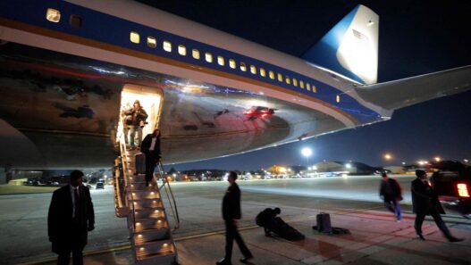 WEF 2026 in Davos: Trump nach Flugzeugpanne jetzt auf dem Weg nach Davos - Wirtschaft - SZ.de