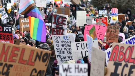 Zehntausende protestieren nach tödlichen Schüssen durch Bundesbeamten - Politik - SZ.de
