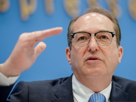Dobrindt schließt höheren Spitzensteuersatz nicht aus - Politik - SZ.de