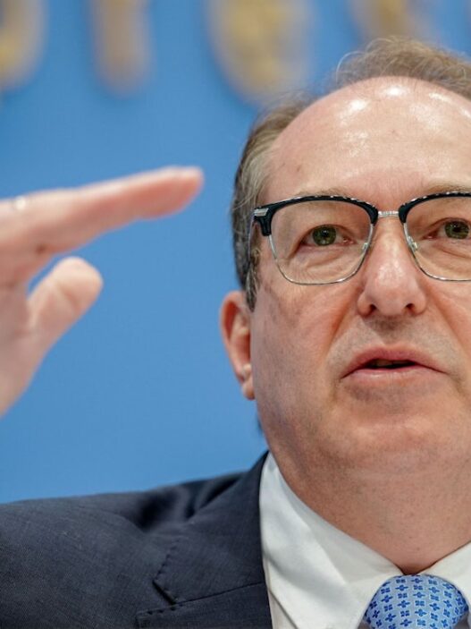 Dobrindt schließt höheren Spitzensteuersatz nicht aus - Politik - SZ.de