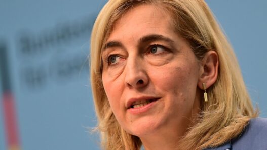 Liveblog zur Bundesregierung: Bericht: Kinderlose sollen mehr in Pflegeversicherung zahlen - Politik - SZ.de