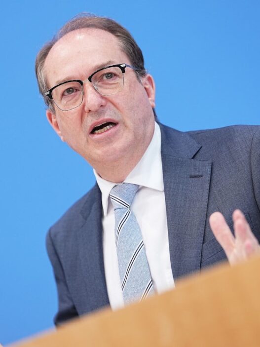 Liveblog zur Bundesregierung: Dobrindt ist skeptisch bei Social-Media-Verbot für Kinder - Politik - SZ.de
