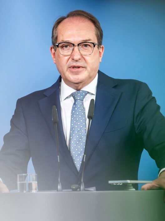 Liveblog zur Bundesregierung: Dobrindt: Wer nicht flüchtet, ist nicht auf der Flucht in Gefahr - Politik - SZ.de