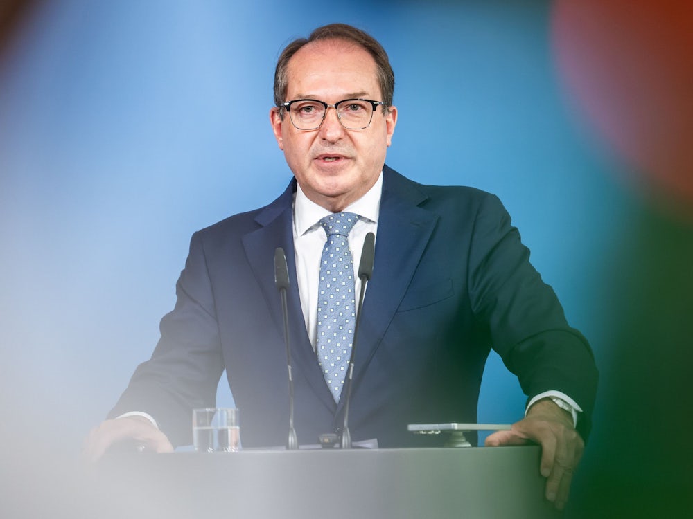 Liveblog zur Bundesregierung: Dobrindt: Wer nicht flüchtet, ist nicht auf der Flucht in Gefahr - Politik - SZ.de