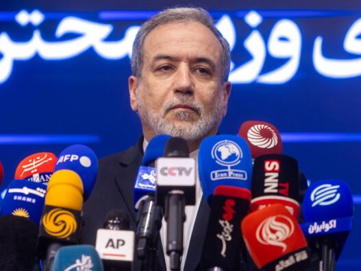 News zu Iran: Teheran warnt USA vor militärischer Öffnung der Straße von Hormus - Politik - SZ.de