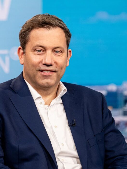 Klingbeil verteidigt deutlich höhere Neuverschuldung - Politik - SZ.de