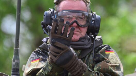 Neues zur Bundesregierung: Deutschland meldet Nato Verteidigungsausgaben in Rekordhöhe - Politik - SZ.de
