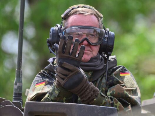 Neues zur Bundesregierung: Deutschland meldet Nato Verteidigungsausgaben in Rekordhöhe - Politik - SZ.de