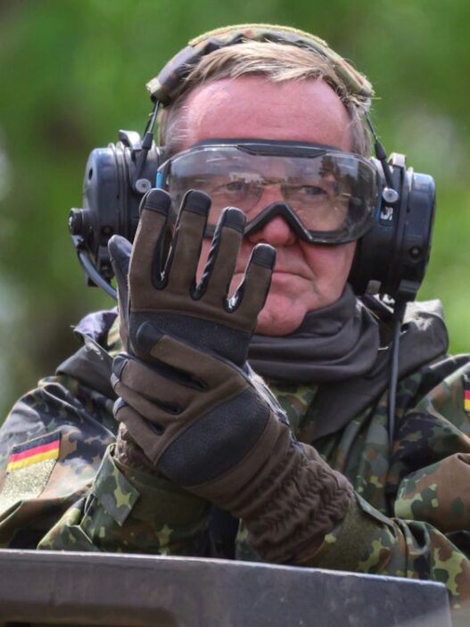 Neues zur Bundesregierung: Deutschland meldet Nato Verteidigungsausgaben in Rekordhöhe - Politik - SZ.de