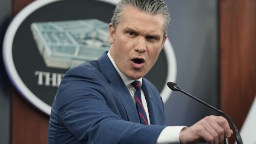 USA News: Verteidigungsminister Hegseth kündigt Testosteron-Test für Soldaten ab 30 an - Politik - SZ.de