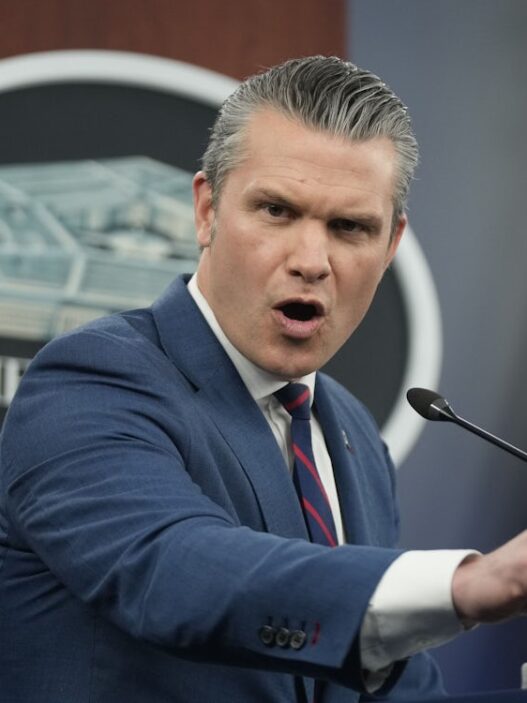 USA News: Verteidigungsminister Hegseth kündigt Testosteron-Test für Soldaten ab 30 an - Politik - SZ.de