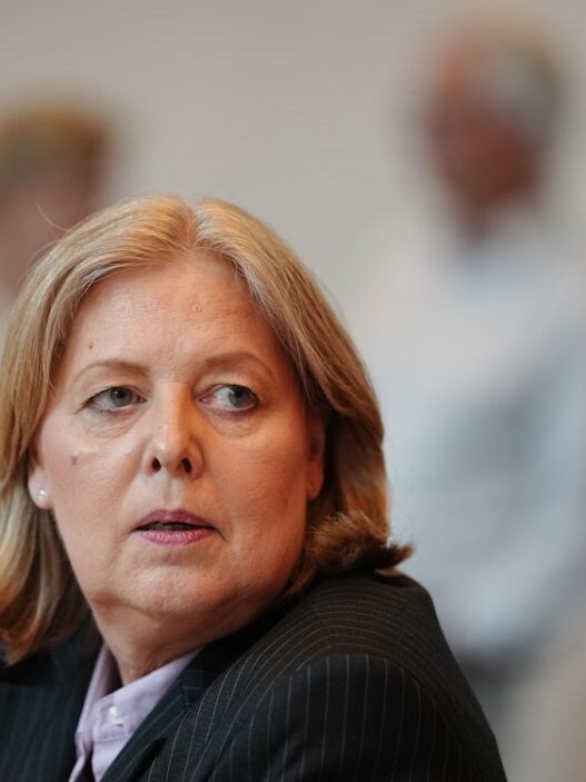 Bundespolitik: Bas stellt Krankschreibung ab erstem Tag infrage - Politik - SZ.de