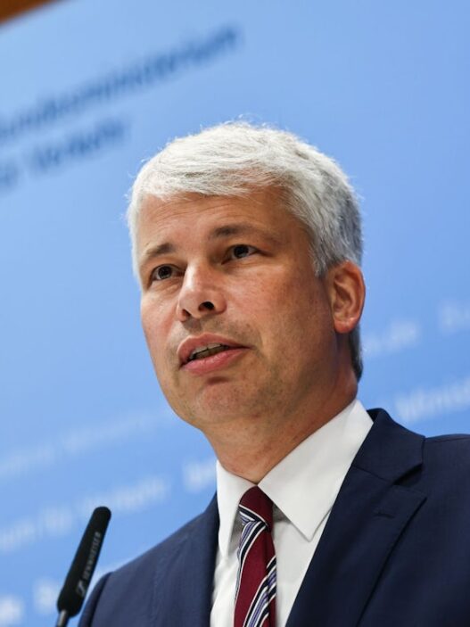 Bundespolitik: Verkehrsminister will Bonus-Zahlungen an Bahn-Ziele koppeln - Politik - SZ.de