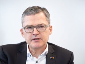 Bundespolitik: Kiesewetter: Maßnahmen gegen Russland reichen nicht - Politik - SZ.de