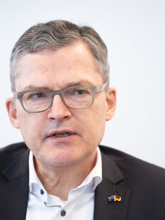 Bundespolitik: Kiesewetter: Maßnahmen gegen Russland reichen nicht - Politik - SZ.de