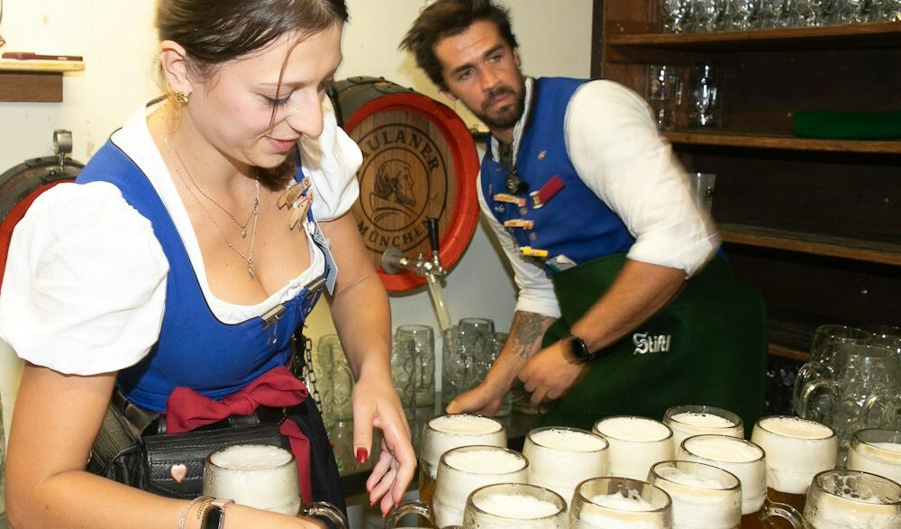 Oktoberfest-News 2026: Aufstand der Schankkellner im Paulaner-Zelt nach Kündigung eines Mitarbeiters - München - SZ.de