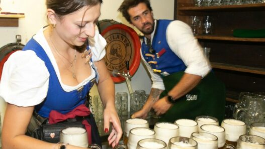 Oktoberfest-News 2026: Aufstand der Schankkellner im Paulaner-Zelt nach Kündigung eines Mitarbeiters - München - SZ.de
