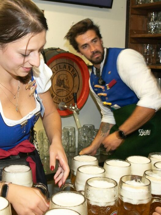 Oktoberfest-News 2026: Aufstand der Schankkellner im Paulaner-Zelt nach Kündigung eines Mitarbeiters - München - SZ.de