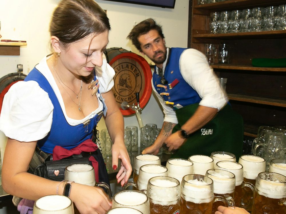 Oktoberfest-News 2026: Aufstand der Schankkellner im Paulaner-Zelt nach Kündigung eines Mitarbeiters - München - SZ.de