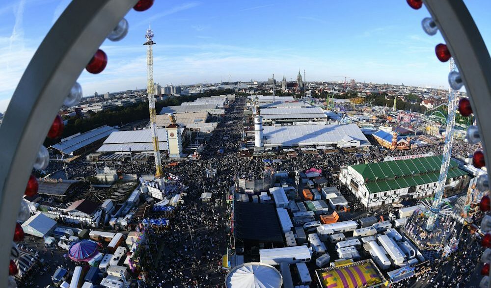 Oktoberfest-News 2026: Großer Andrang auf der Oidn Wiesn - OB Krause dirigiert beim Platzkonzert - München - SZ.de