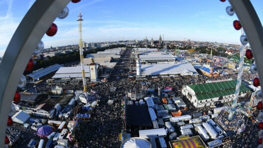 Oktoberfest-News 2026: Großer Andrang auf der Oidn Wiesn - OB Krause dirigiert beim Platzkonzert - München - SZ.de