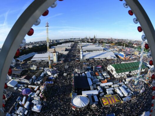 Oktoberfest-News 2026: Großer Andrang auf der Oidn Wiesn - OB Krause dirigiert beim Platzkonzert - München - SZ.de