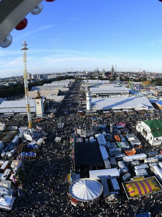 Oktoberfest-News 2026: Großer Andrang auf der Oidn Wiesn - OB Krause dirigiert beim Platzkonzert - München - SZ.de
