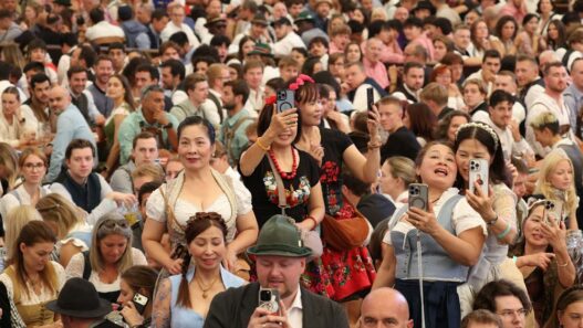 Oktoberfest-News 2026: O'zapft is! Oberbürgermeister Dominik Krause eröffnet das 191. Oktoberfest - München - SZ.de