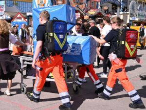 Oktoberfest-News 2026: Seniorin stirbt nach Rollstuhl-Sturz auf der Wiesn - München - SZ.de