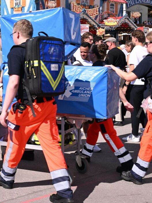 Oktoberfest-News 2026: Seniorin stirbt nach Rollstuhl-Sturz auf der Wiesn - München - SZ.de