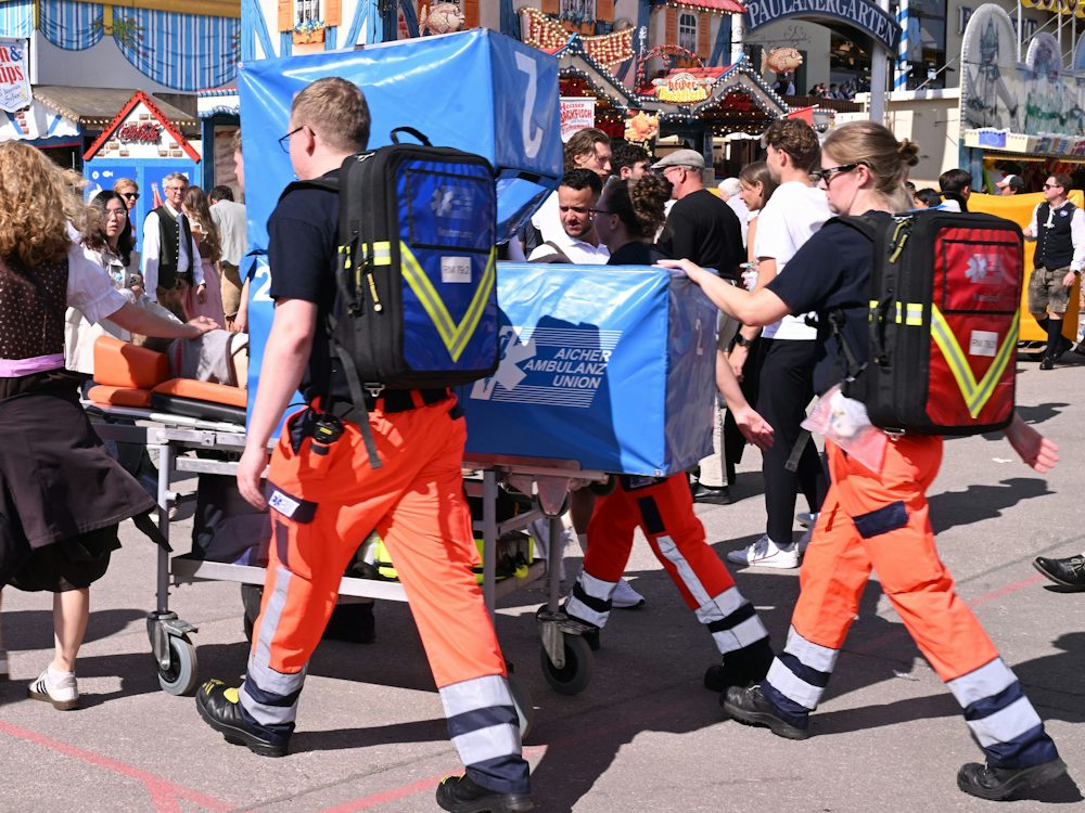 Oktoberfest-News 2026: Seniorin stirbt nach Rollstuhl-Sturz auf der Wiesn - München - SZ.de