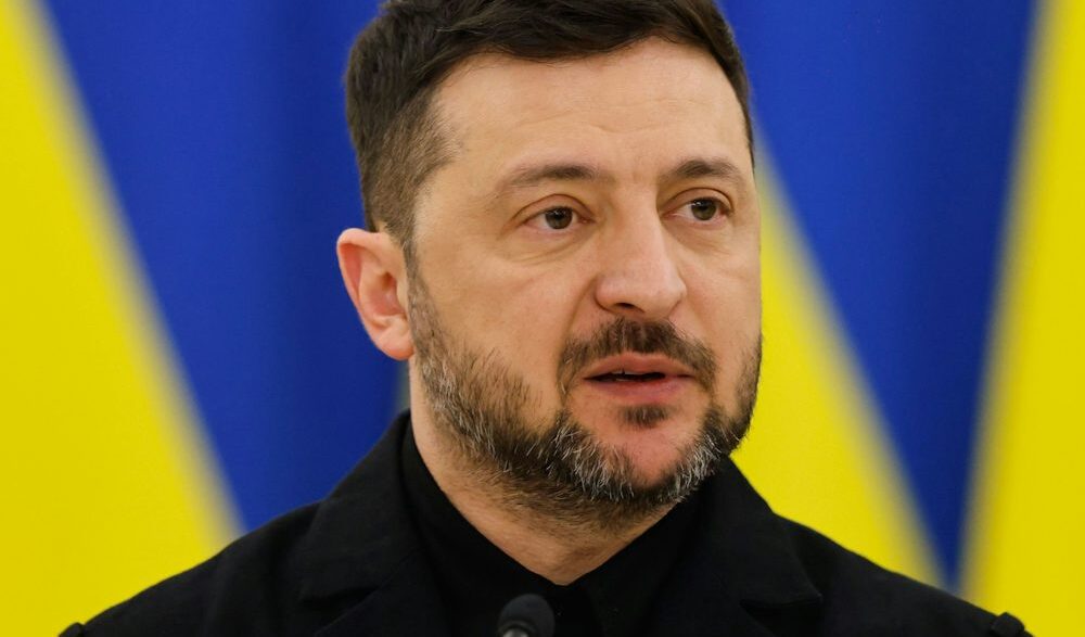 Ukraine News: Trotz Ankündigung Trumps: Ukraine greift russische Ölraffinerie an - Politik - SZ.de