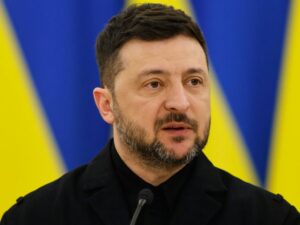 Ukraine News: Trotz Ankündigung Trumps: Ukraine greift russische Ölraffinerie an - Politik - SZ.de