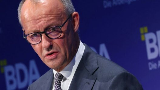 Bundesregierung: Merz: „Ich habe nicht Absicht, Liebling der Nation zu werden“ - Politik - SZ.de