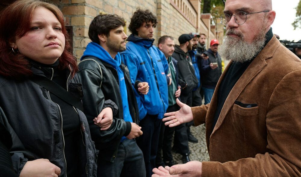 Landtagswahlen: Menschenkette verwehrt AfD-Rechtsaußen Tillschneider Zutritt zu Halle-Gedenken - Politik - SZ.de