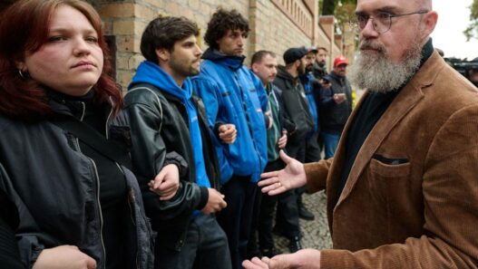 Landtagswahlen: Menschenkette verwehrt AfD-Rechtsaußen Tillschneider Zutritt zu Halle-Gedenken - Politik - SZ.de