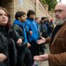 Landtagswahlen: Menschenkette verwehrt AfD-Rechtsaußen Tillschneider Zutritt zu Halle-Gedenken - Politik - SZ.de