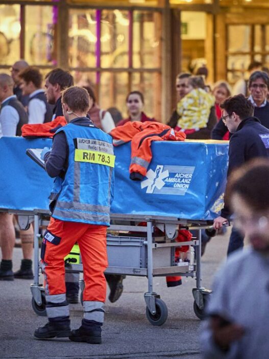 Oktoberfest-News 2026: Mehr als 600 Sanitäter-Einsätze am letzten Tag – Wiesn-Mitarbeiter nach Unfall außer Lebensgefahr - München - SZ.de
